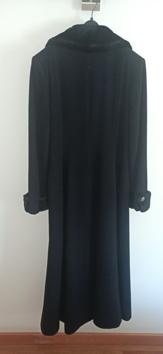 Casaco preto cumprindo preto de pura lã