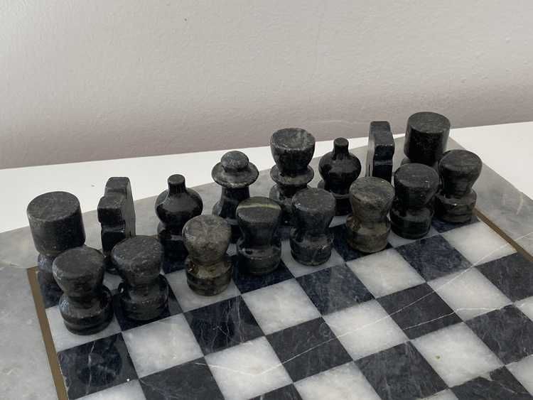 Jogo de Xadrez Artesanal em (Pedra Sabão / Alabastro) com Tabuleiro em Mármore e Latão - completo