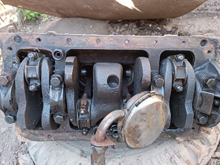 Мотори Газ 24 69 уаз колінвал головка розбераю