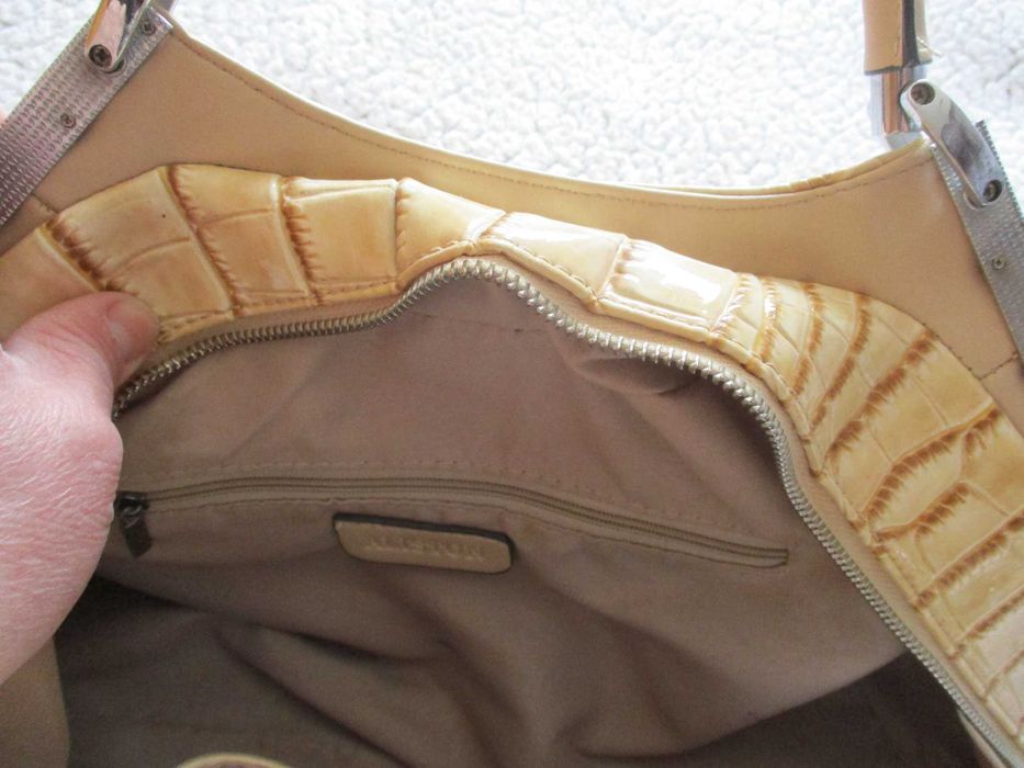 Torebka damska,beżowa ala skóra krokodyla.Nówka.