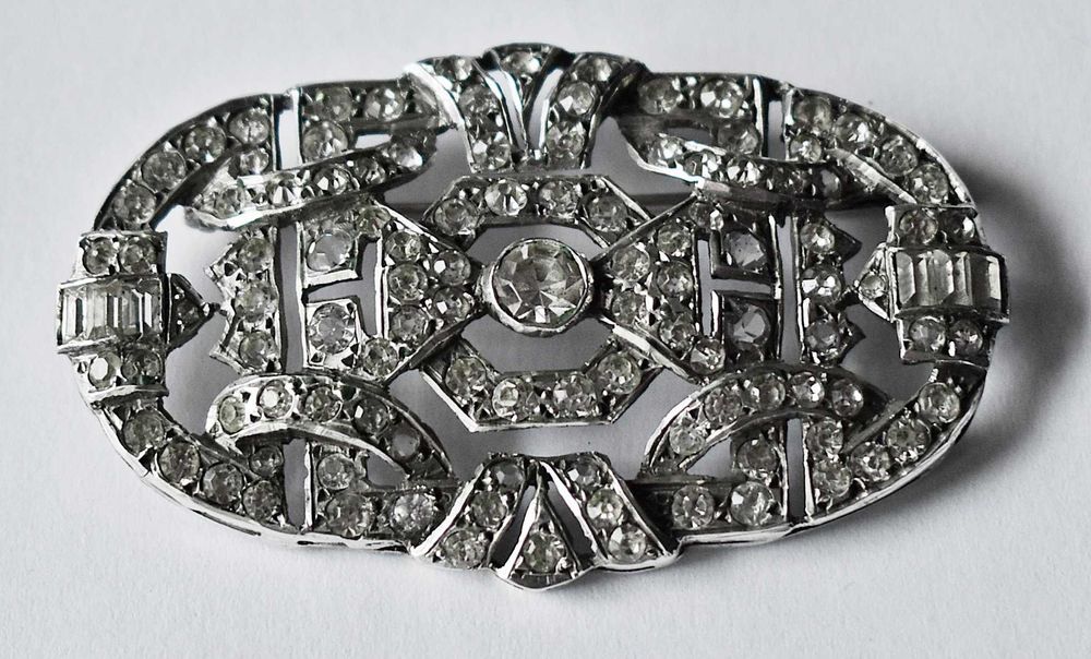 Starodawna broszka z kamieniami