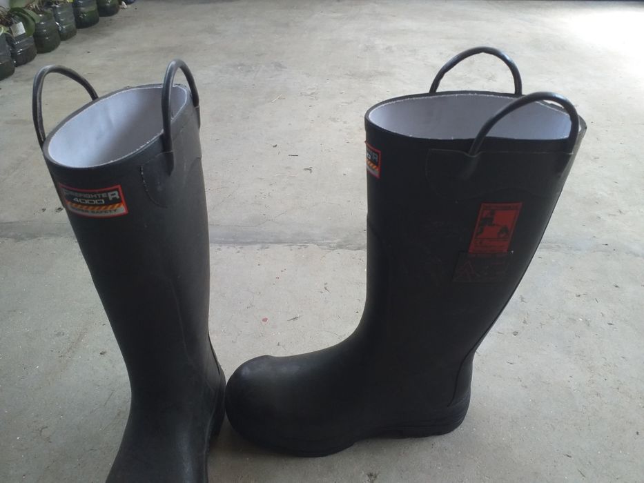 2 pares  Galochas de borracha FIREFIGHTER 4000   muito resistentes ao calor ao frio mais 1 par de botas para soldadores número 42  =30 euros material