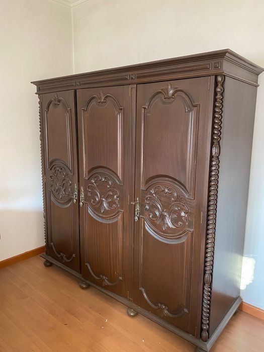 Guarda roupa em madeira maciça em excelente estado de conservação