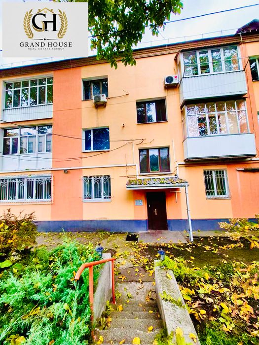 Продам елітну трикімнатну квартиру в центрі міста - 100 м².