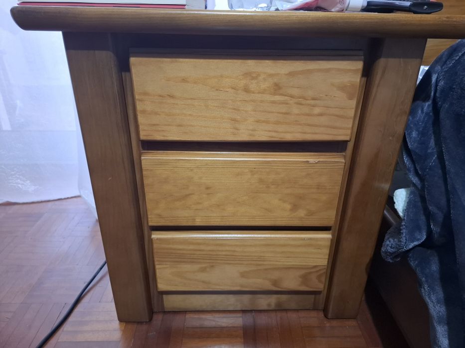 Mesa de cabeceira em pinho  (mel)