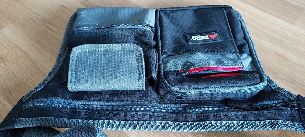 Bolsa de cintura preta e cinza Berg