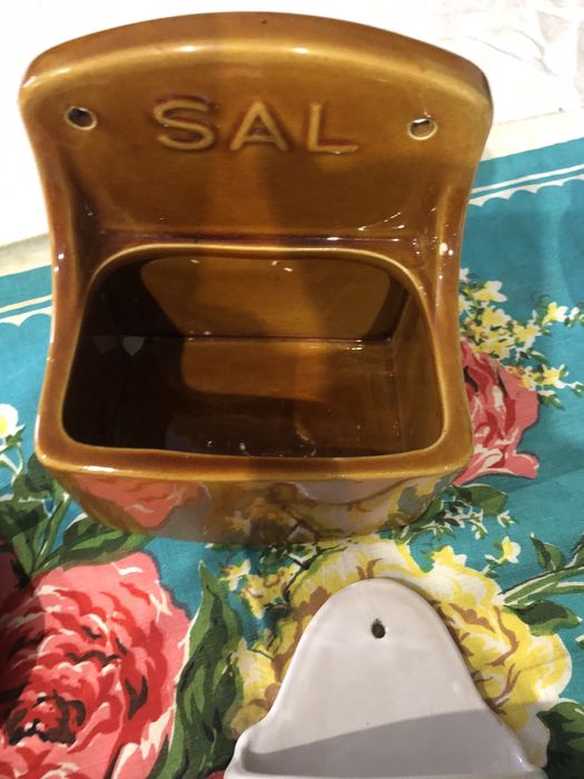 Tudo por  saleiro , caixa com tampa  + suporte para fosforos