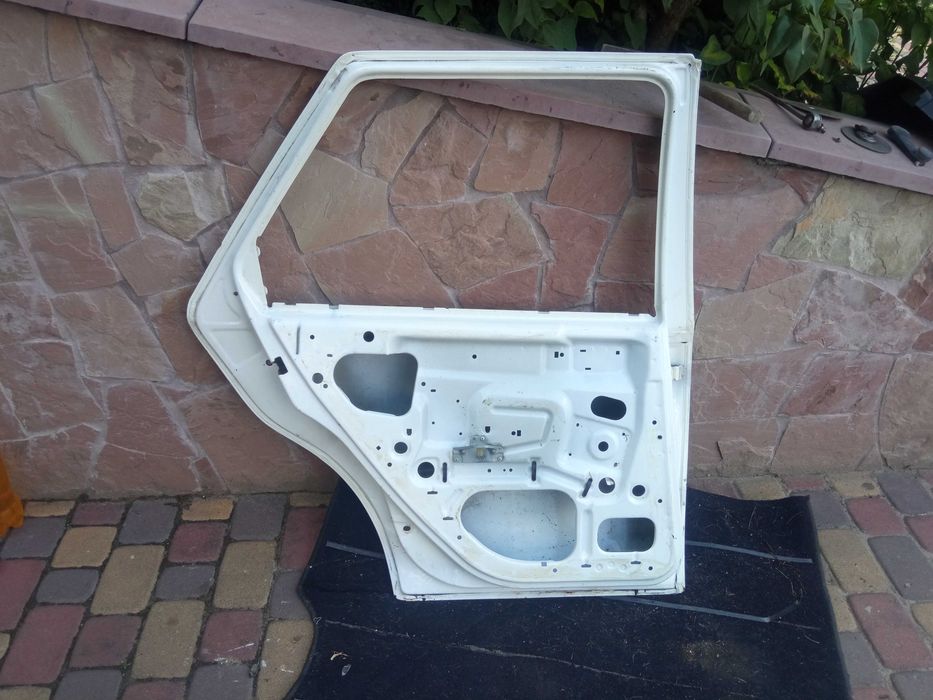 Дверка задня бокова права ліва Форд Ford Фієста Fiesta Mk4 скло тросік