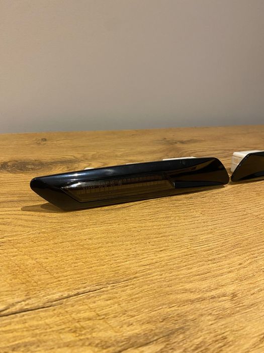 Kierunkowskazy czarne ledowe w błotnik  (dynamiczne). BMW 5 F10, F11