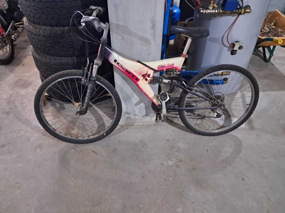 Bicicleta usada com suspensão frontal.