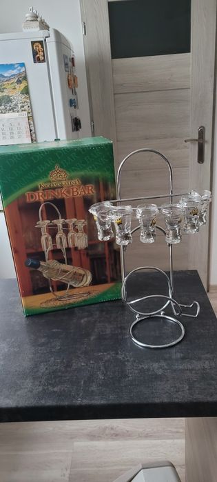 Stojak na butelke z kieliszkami