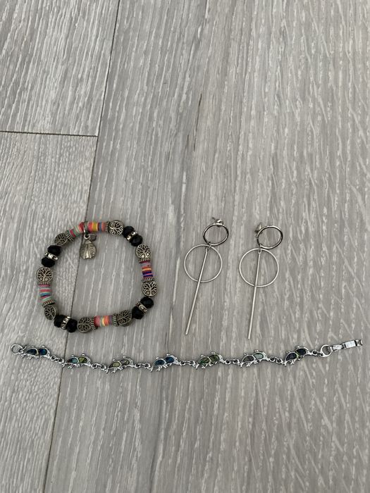 Zestaw kolorowych plastikowych pierścionków