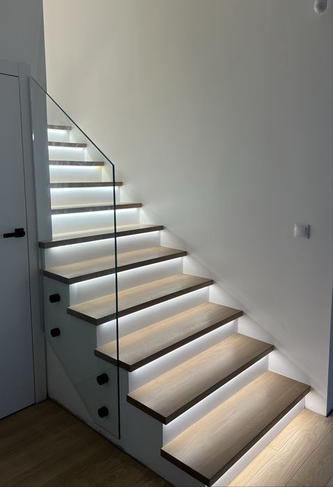 Schody, stoły, podłogi