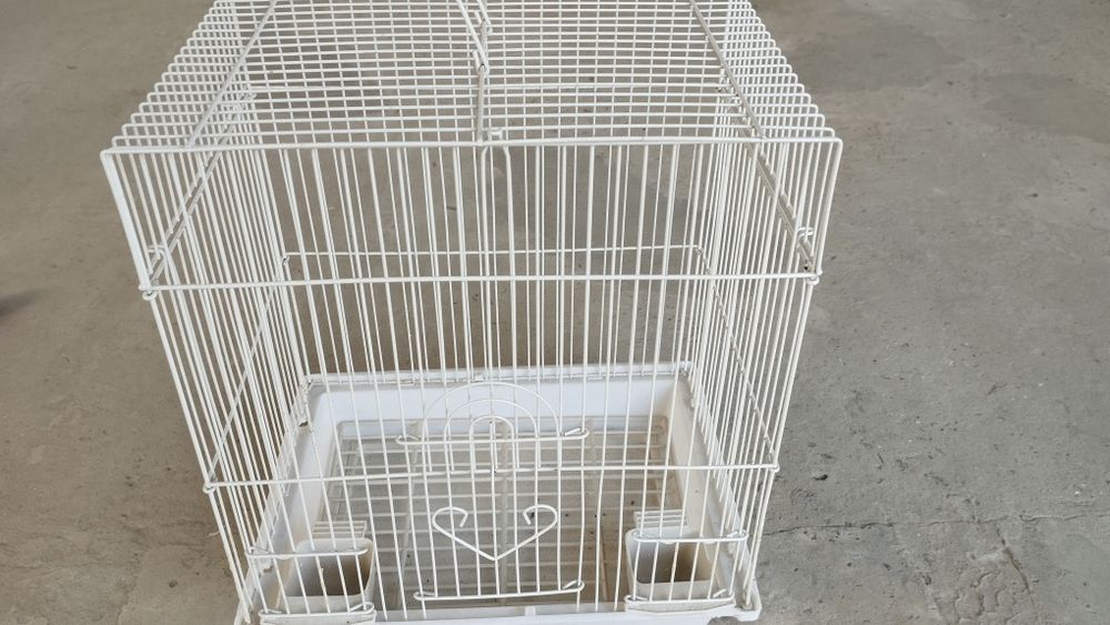 Клетка для попугаев ,с побрикушками