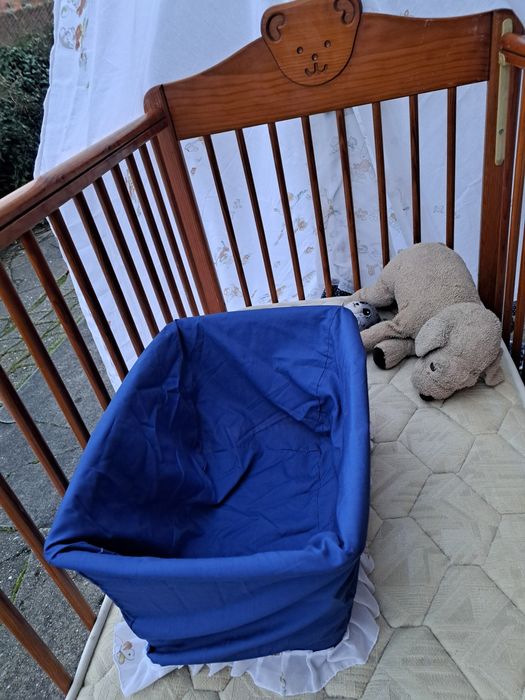 Berço de bebé de madeira