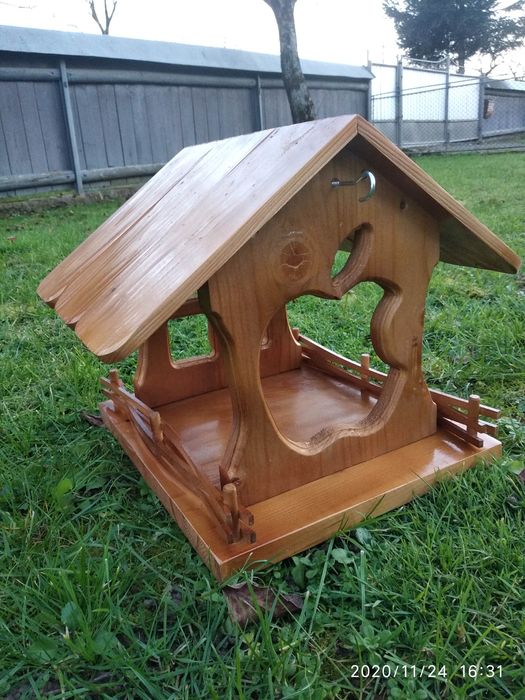 кормушка для птиц. Годівничка для птахів.