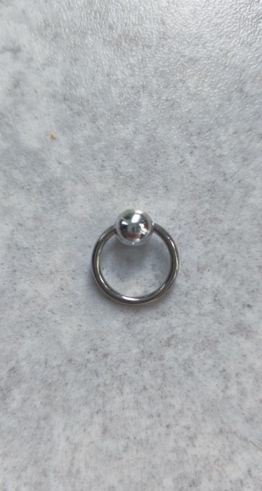 Piercing. Stalowe kółko zamykane z kulką