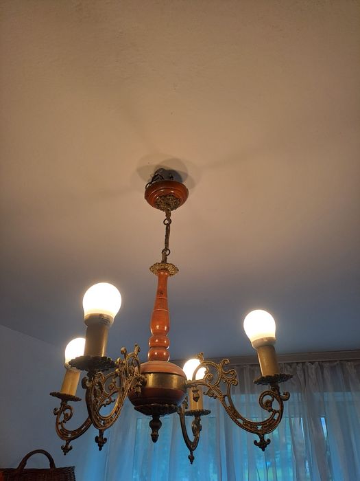 Piękny 4 ramienny żyrandol, mosiądz i drewno
