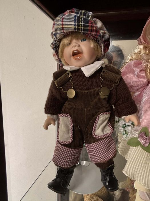 Bonecas em porcelana mais o móvel