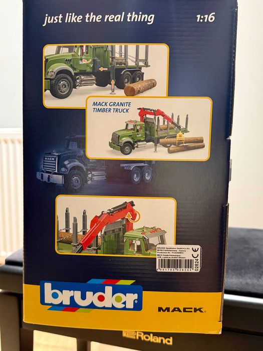 Samochód ciężarowy Mack Bruder do przewozu drzewa + 3 kłody