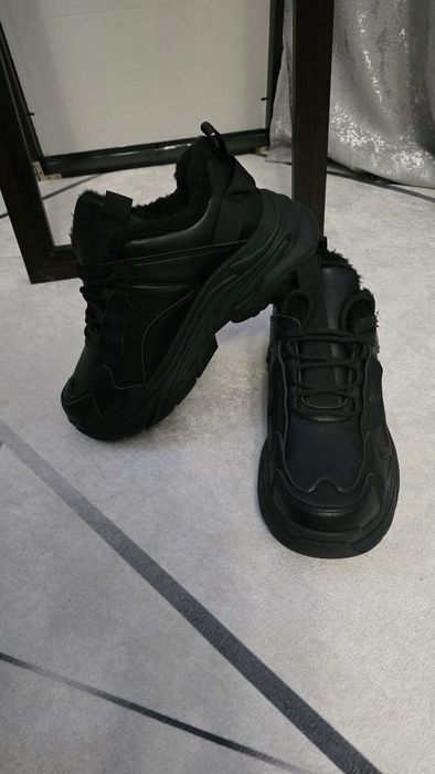 Теплі і жіночі кросівки