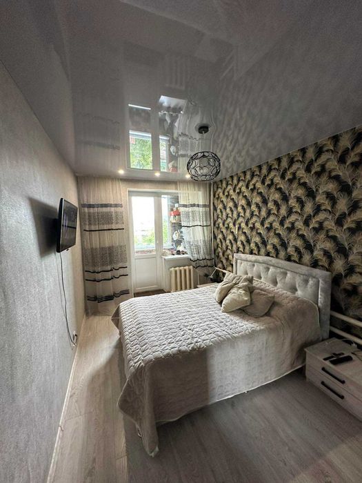 Продаж 4 кімнатної • З ремонтом • Центрі міста