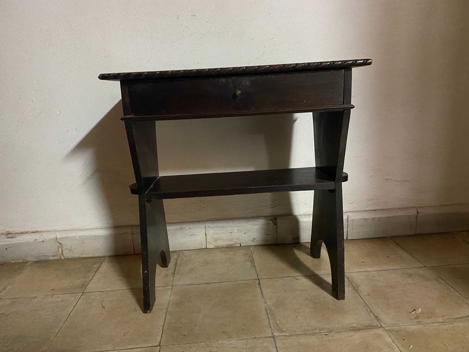 Pequena mesa de apoio 60x35x60