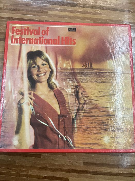 Caixa com 9 discos vinil  festival of international hits
