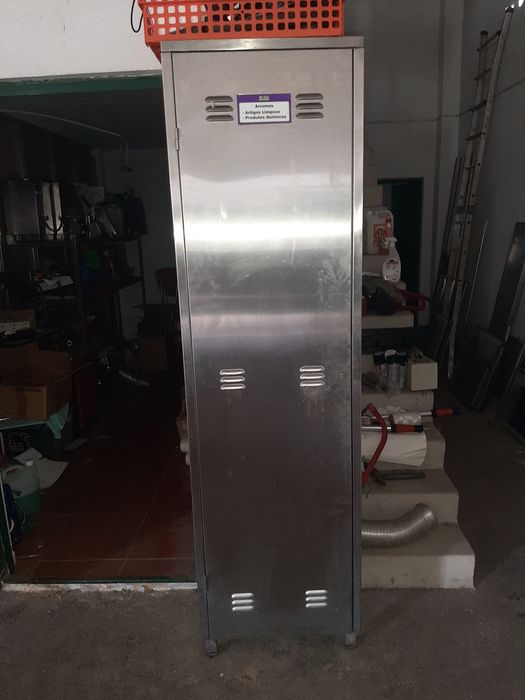 Armario para vassouras e produtos limpeza