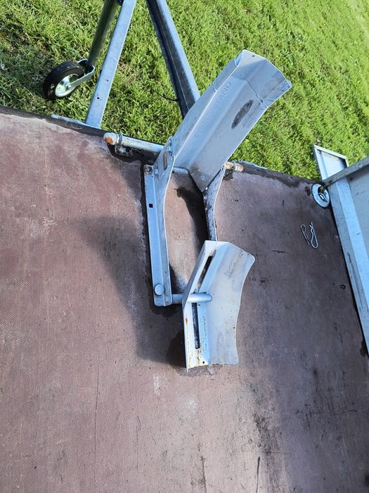 Przyczepa lekka Blyss uchylna burta.