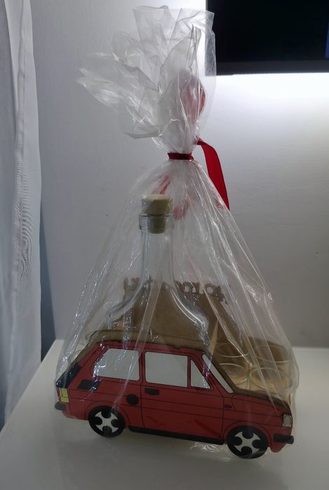 Zestaw prezentowy dla 40-latka Fiat 126p karafka+ 6 kieliszków