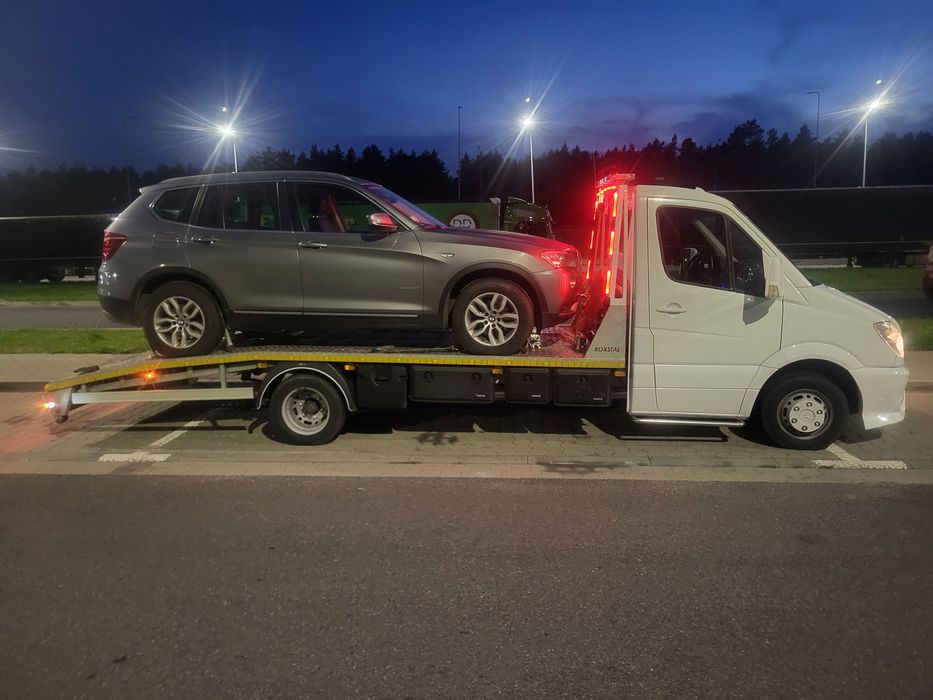 Transport maszyn , pomoc drogowa , auto holowanie , autolaweta .