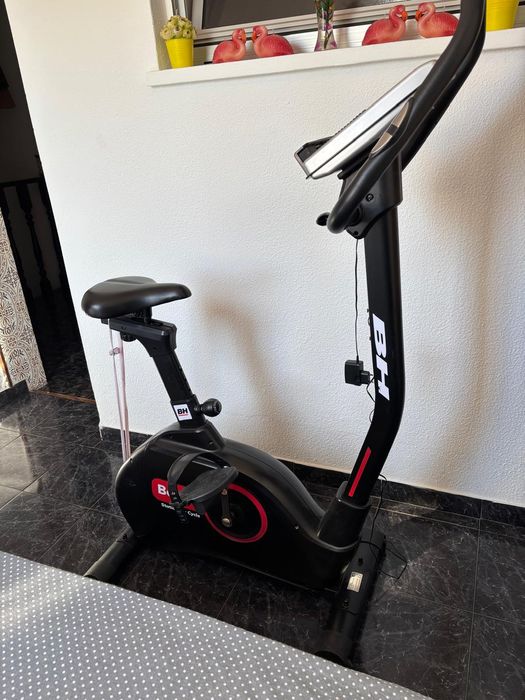 Bicicleta Estática BH Berlin SC 100 – Excelente Estado