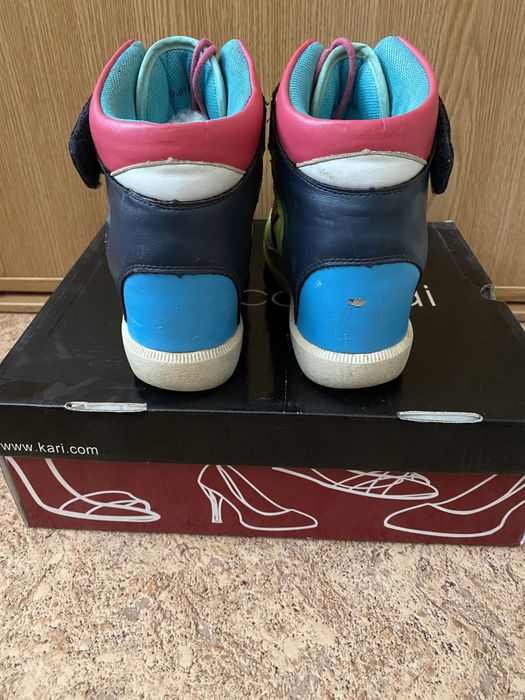 Женские кроссовки на танкетке