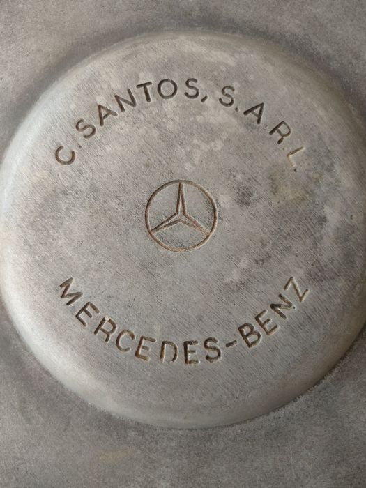 Prato antigo em estanho da Mercedes Benz.