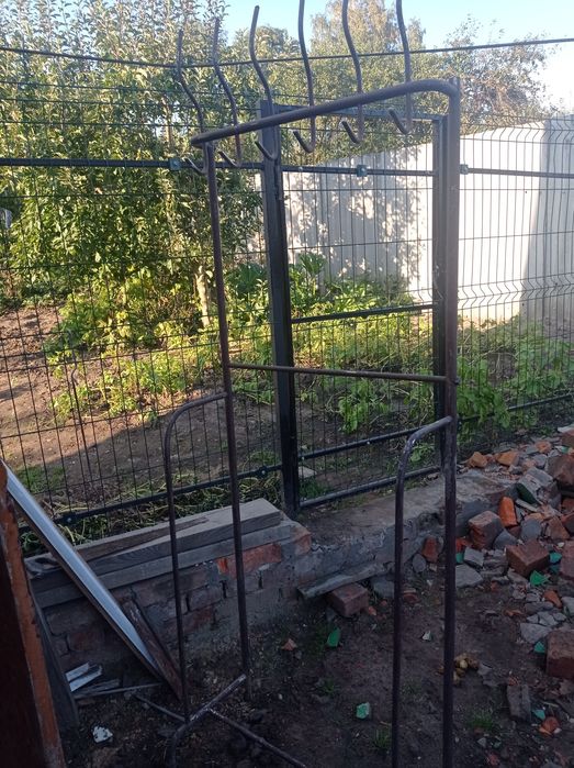 Металева вішалка для одягу