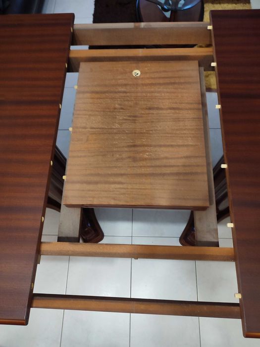 Mesa de sala mais seis cadeiras