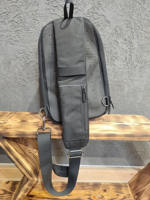 Plecak na jedno ramię z wbudowanym portem USB