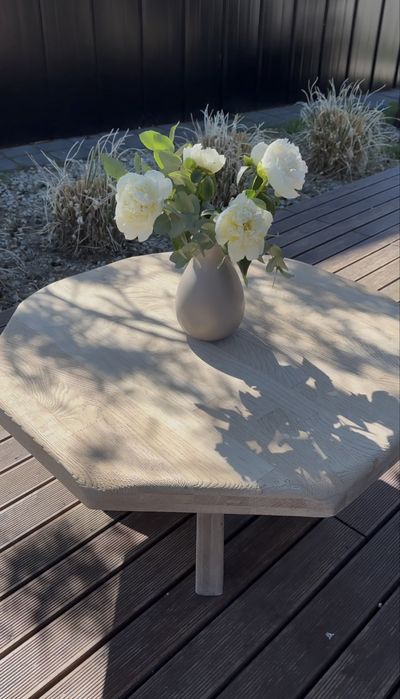 Masywny osmiokątny stolik kawowy z litego dębu