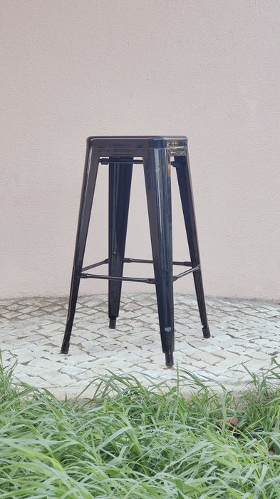 Bancos altos de metal