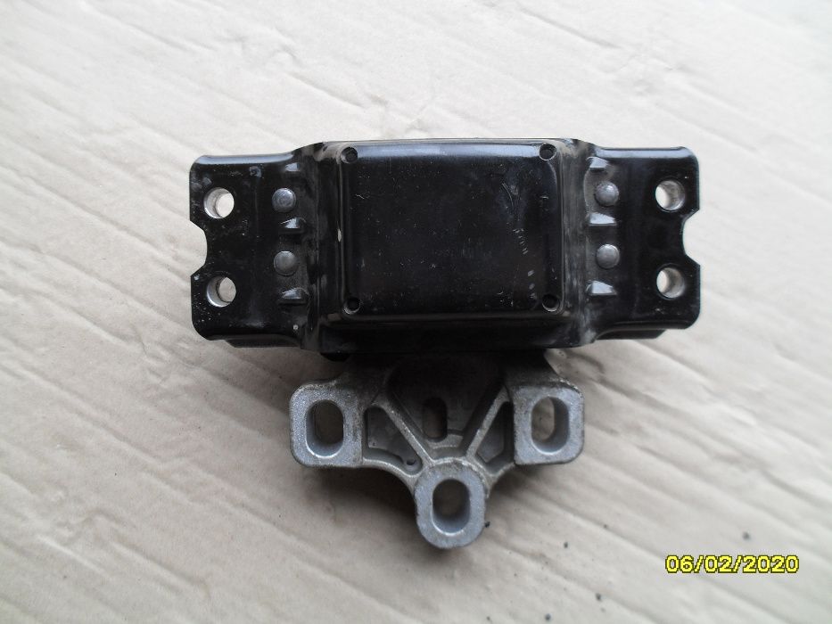 Опора коробки передач VOLKSWAGEN PASSAT B7 2.0 TDI.