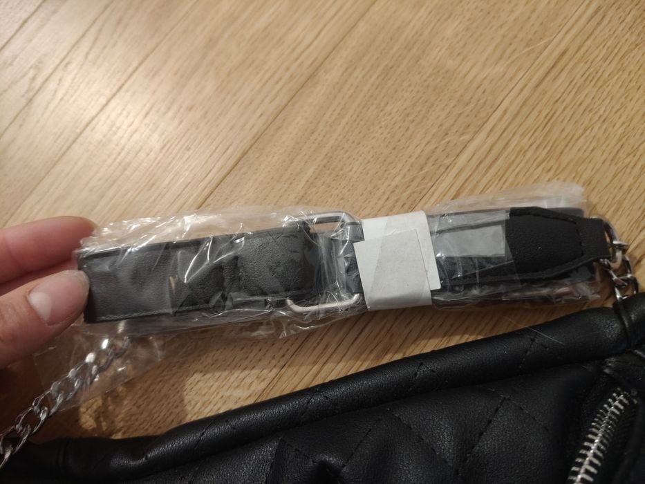 Nerka materiał podobny do skóry z łańcuchem