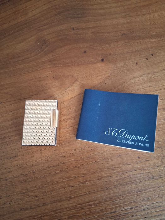 Elegante isqueiro Dupont banhado a ouro