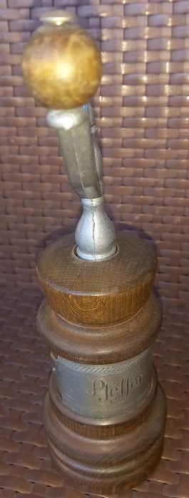 Antigo moinho alemão de madeira e metal,altura 23cm