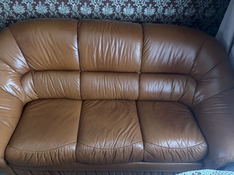Продається стильний шкіряний диван у відмінному стані.