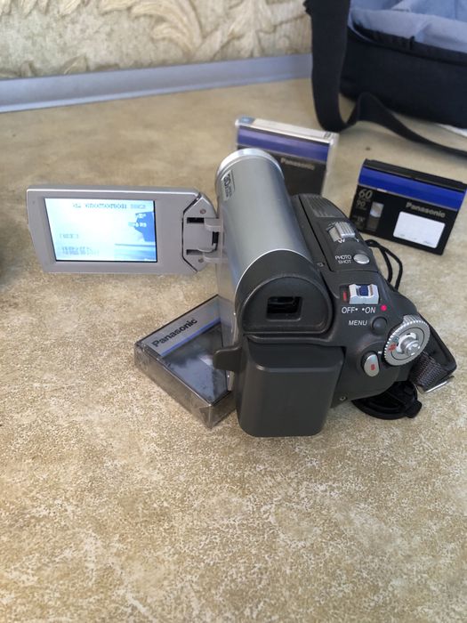 Видеокамера  Panasonik nv-gs27ee