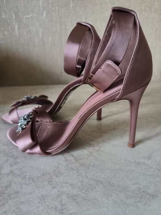 Босоніжки святкові на 38 розмір