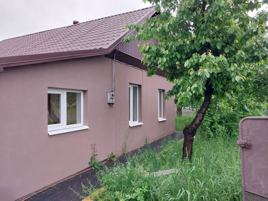 Продам будинок біля річки.