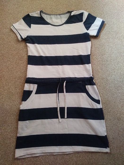 Sukienka w biało-granatowe pasy