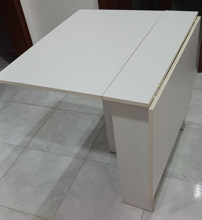 Mesa branca dobrável em 3